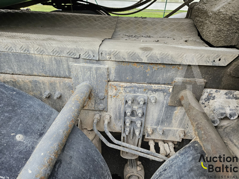 Truk pengaduk beton Volvo FM12: gambar 14 Truk pengaduk beton Volvo FM12: gambar 14