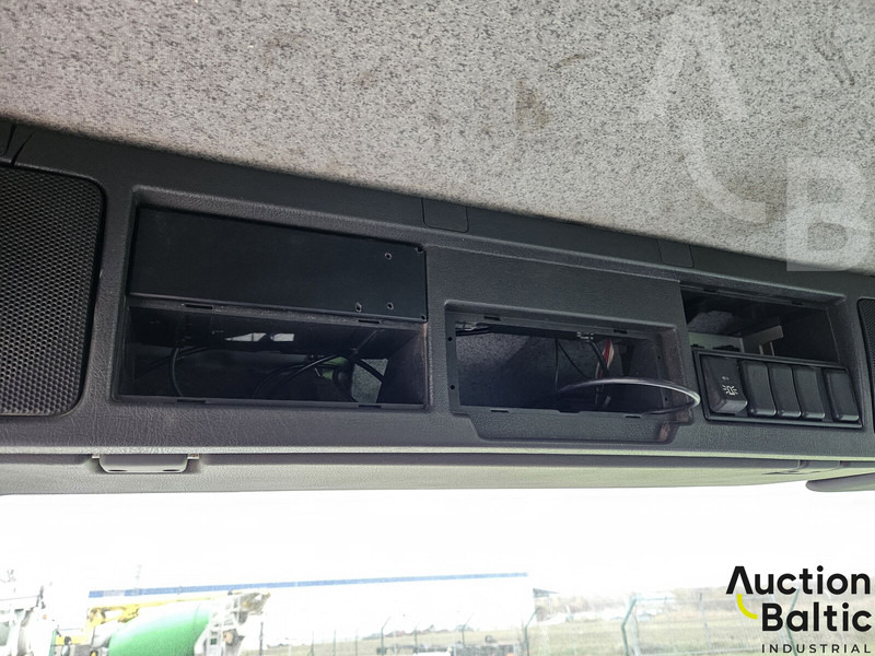 Truk pengaduk beton Volvo FM12: gambar 11 Truk pengaduk beton Volvo FM12: gambar 11