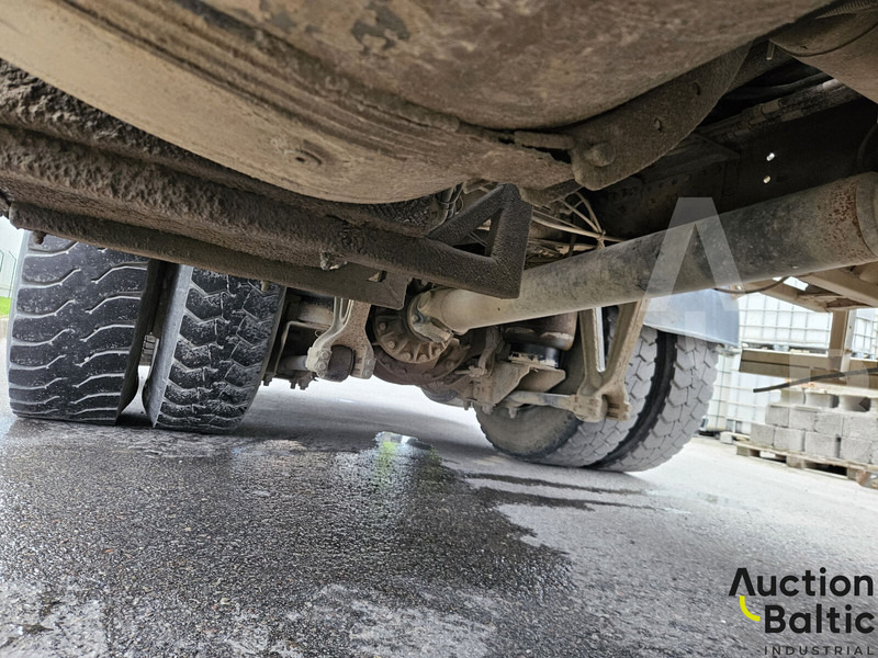 Truk pengaduk beton Volvo FM12: gambar 17 Truk pengaduk beton Volvo FM12: gambar 17