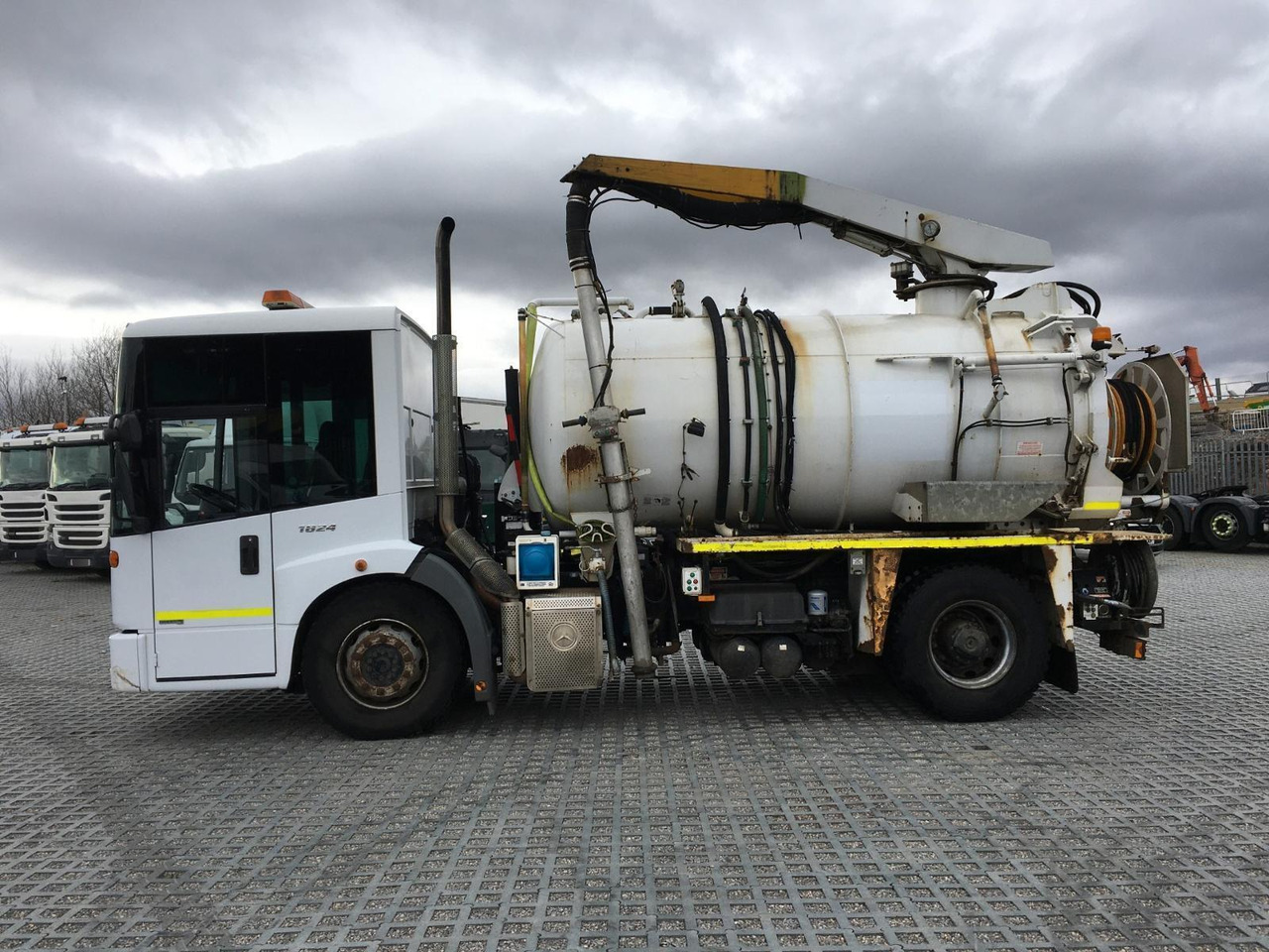 Mercedes-Benz Econic 1824 - Truk vakum: gambar 3 Mercedes-Benz Econic 1824 - Truk vakum: gambar 3