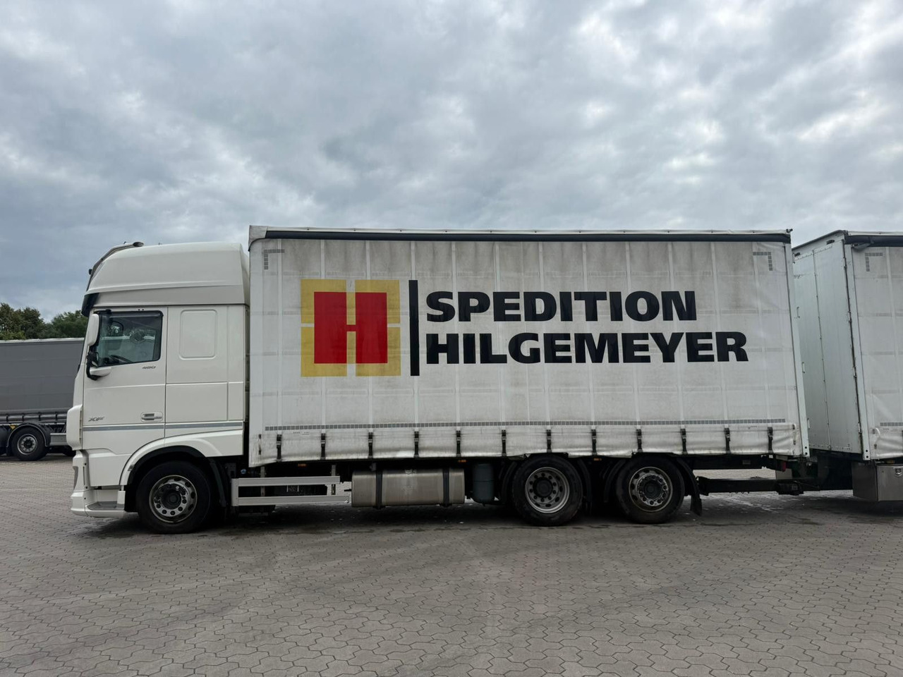 DAF XF 480 FAN LowDeck 6x2 Jumbo Inklusive Anhänger - Truk dengan terpal samping, Trailer dengan terpal samping: gambar 3 DAF XF 480 FAN LowDeck 6x2 Jumbo Inklusive Anhänger - Truk dengan terpal samping, Trailer dengan terpal samping: gambar 3