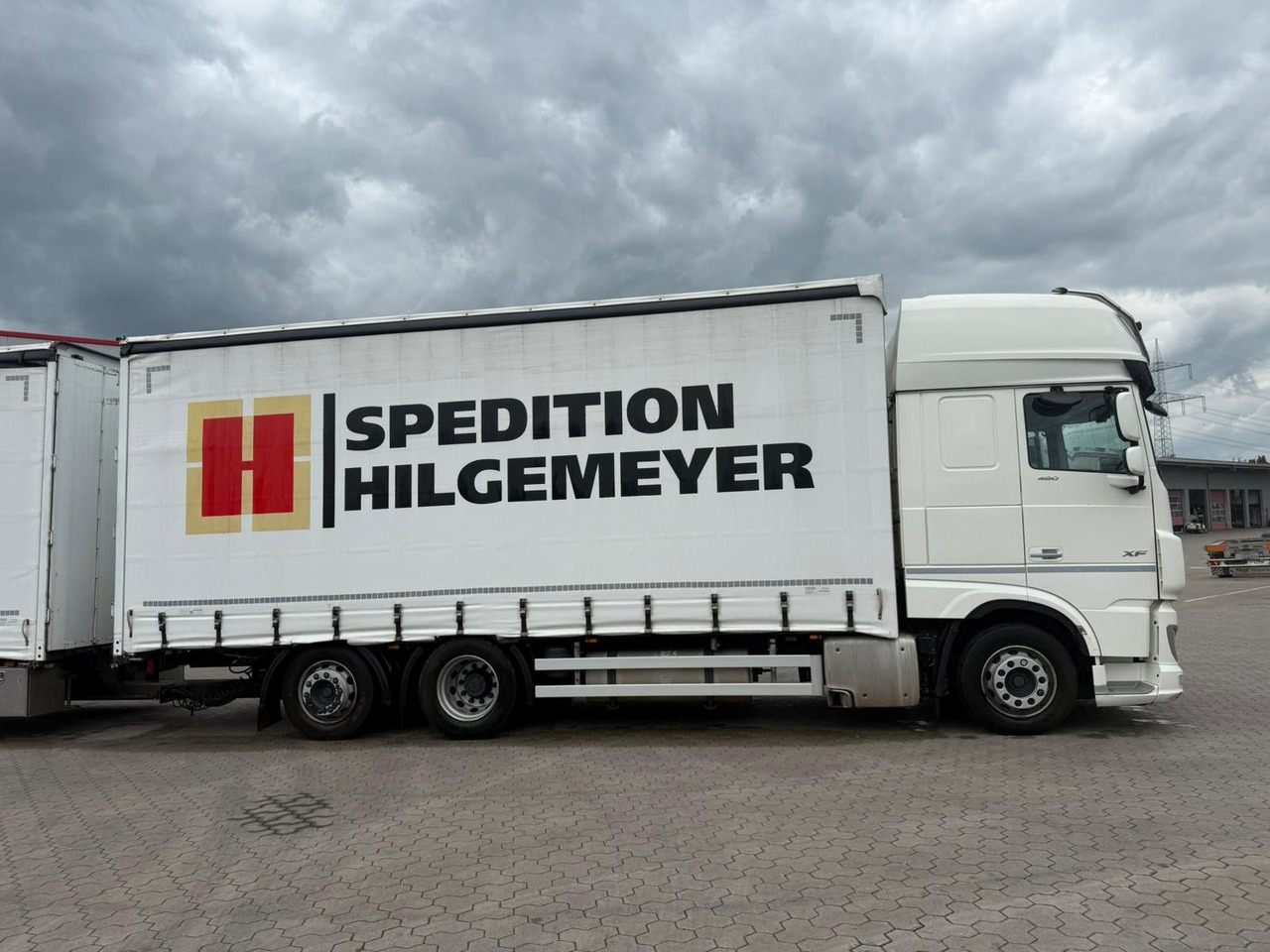 DAF XF 480 FAN LowDeck 6x2 Jumbo Inklusive Anhänger - Truk dengan terpal samping, Trailer dengan terpal samping: gambar 2 DAF XF 480 FAN LowDeck 6x2 Jumbo Inklusive Anhänger - Truk dengan terpal samping, Trailer dengan terpal samping: gambar 2
