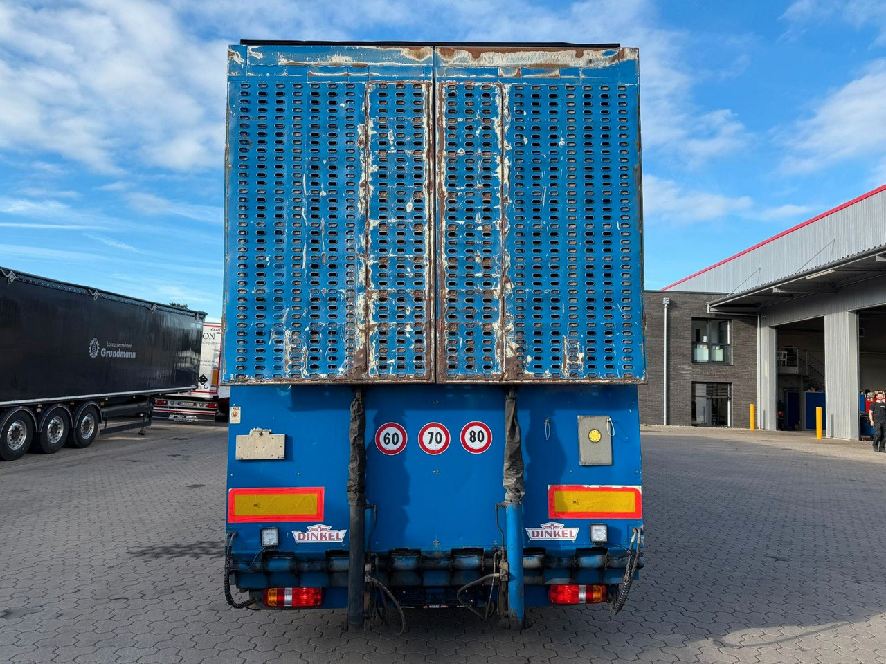 Dinkel Gabelstapler-Transporter mit Rampe - Semi-trailer dengan terpal samping: gambar 5 Dinkel Gabelstapler-Transporter mit Rampe - Semi-trailer dengan terpal samping: gambar 5
