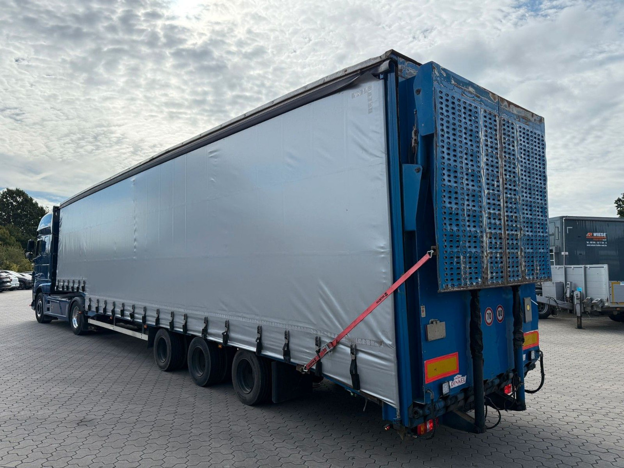 Dinkel Gabelstapler-Transporter mit Rampe - Semi-trailer dengan terpal samping: gambar 1 Dinkel Gabelstapler-Transporter mit Rampe - Semi-trailer dengan terpal samping: gambar 1