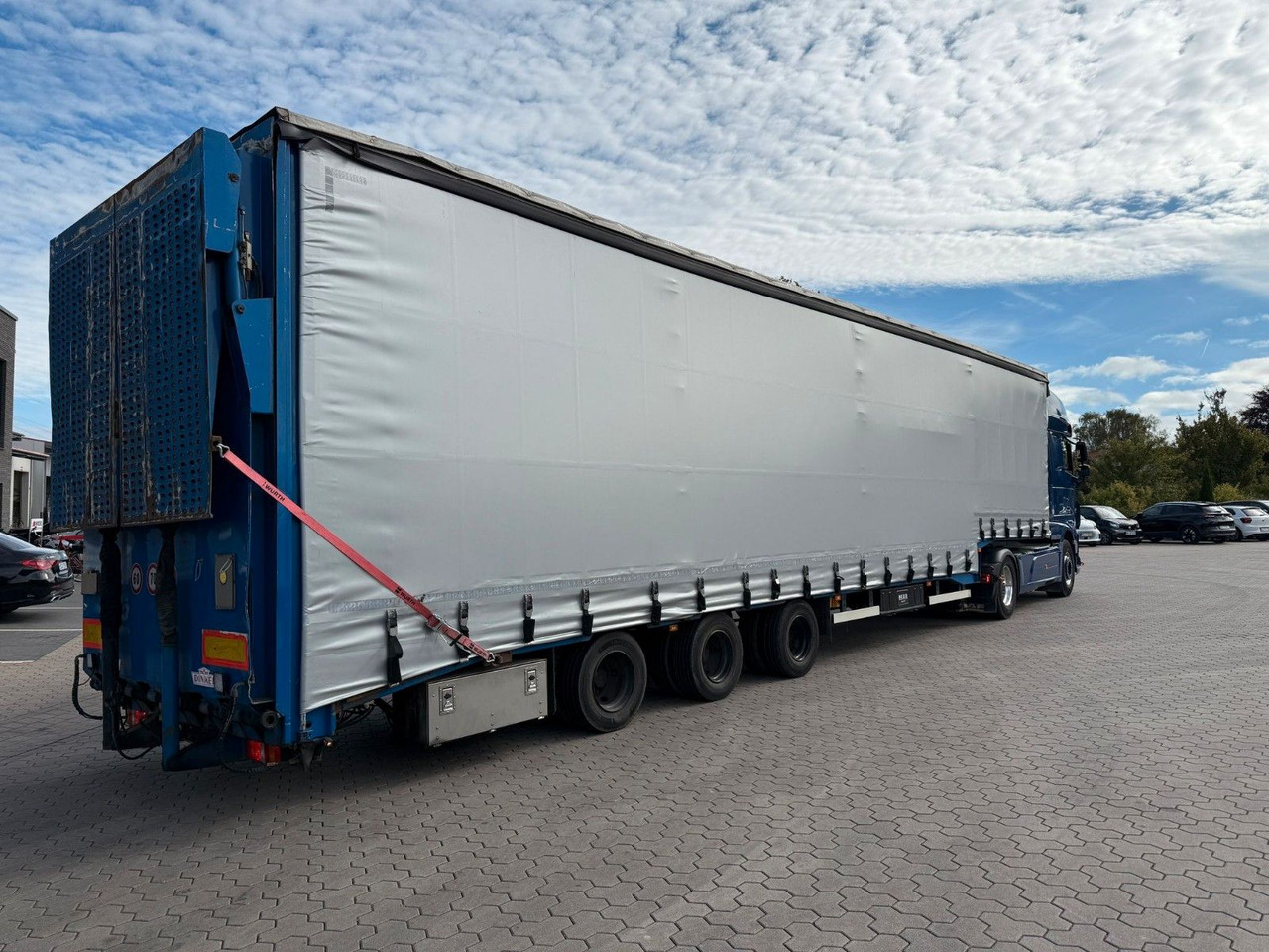 Dinkel Gabelstapler-Transporter mit Rampe - Semi-trailer dengan terpal samping: gambar 3 Dinkel Gabelstapler-Transporter mit Rampe - Semi-trailer dengan terpal samping: gambar 3