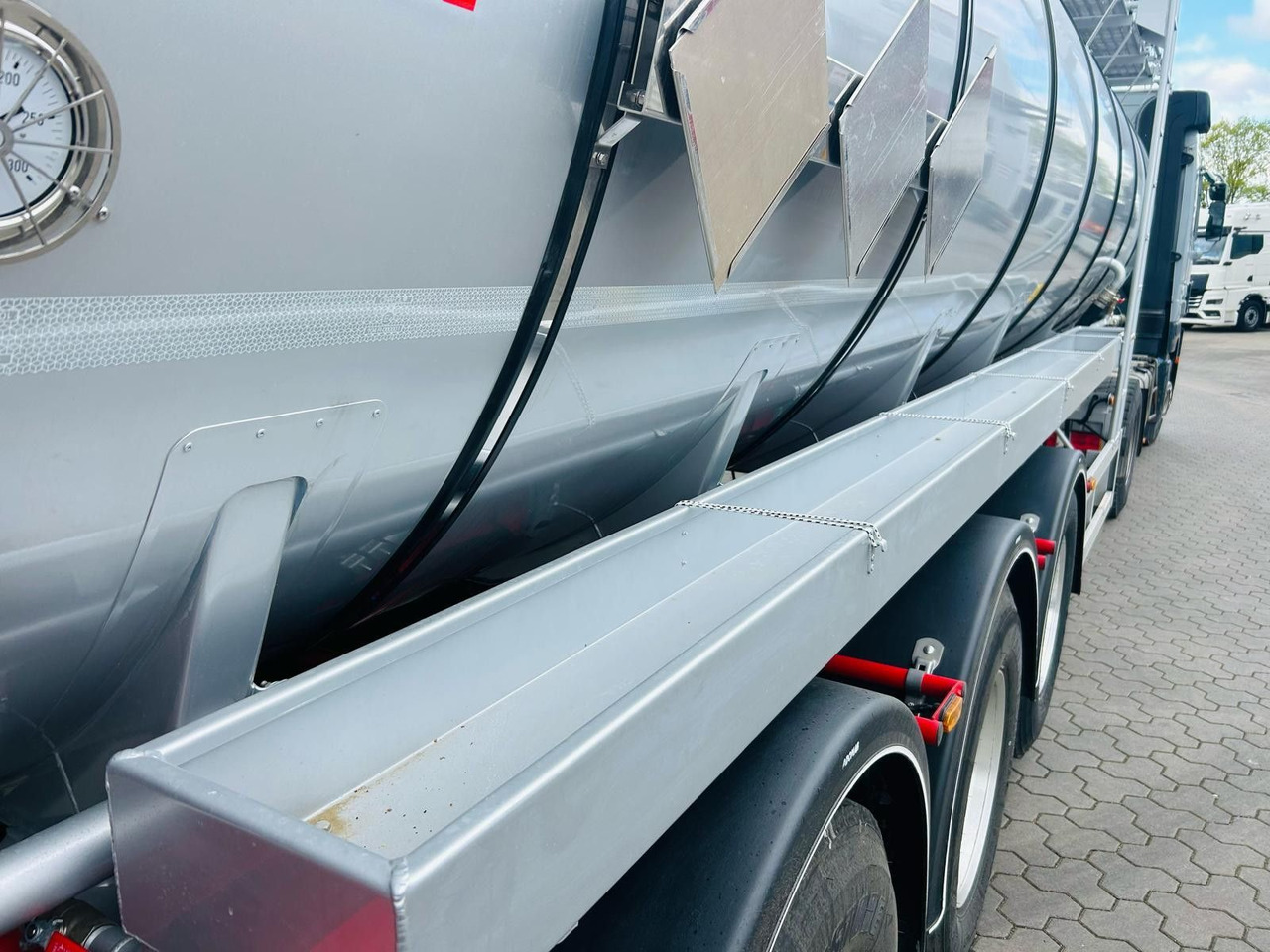 Kässbohrer STS.SS Edelstahl Tankauflieger Bitumen 32m³ - Semi-trailer tangki: gambar 4 Kässbohrer STS.SS Edelstahl Tankauflieger Bitumen 32m³ - Semi-trailer tangki: gambar 4