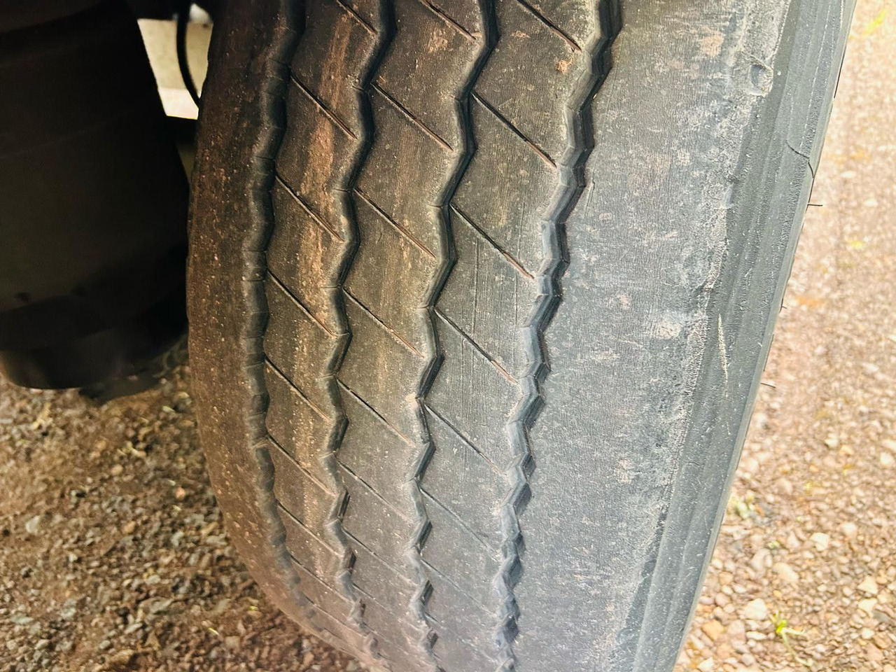 Semi-trailer dengan terpal samping Kässbohrer Schiebeplanen Auflieger: gambar 13