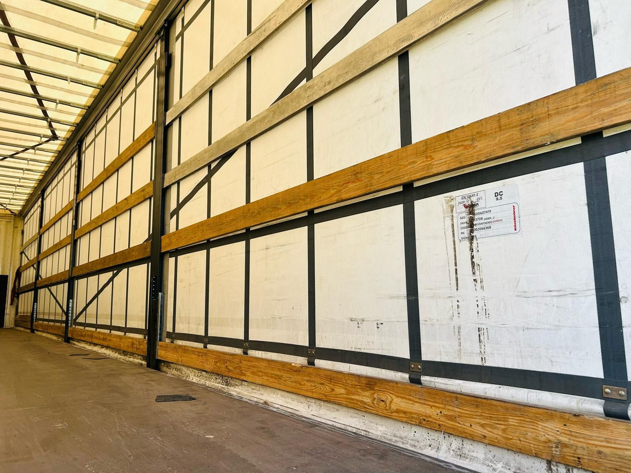 Semi-trailer dengan terpal samping Kässbohrer Schiebeplanen Auflieger: gambar 6