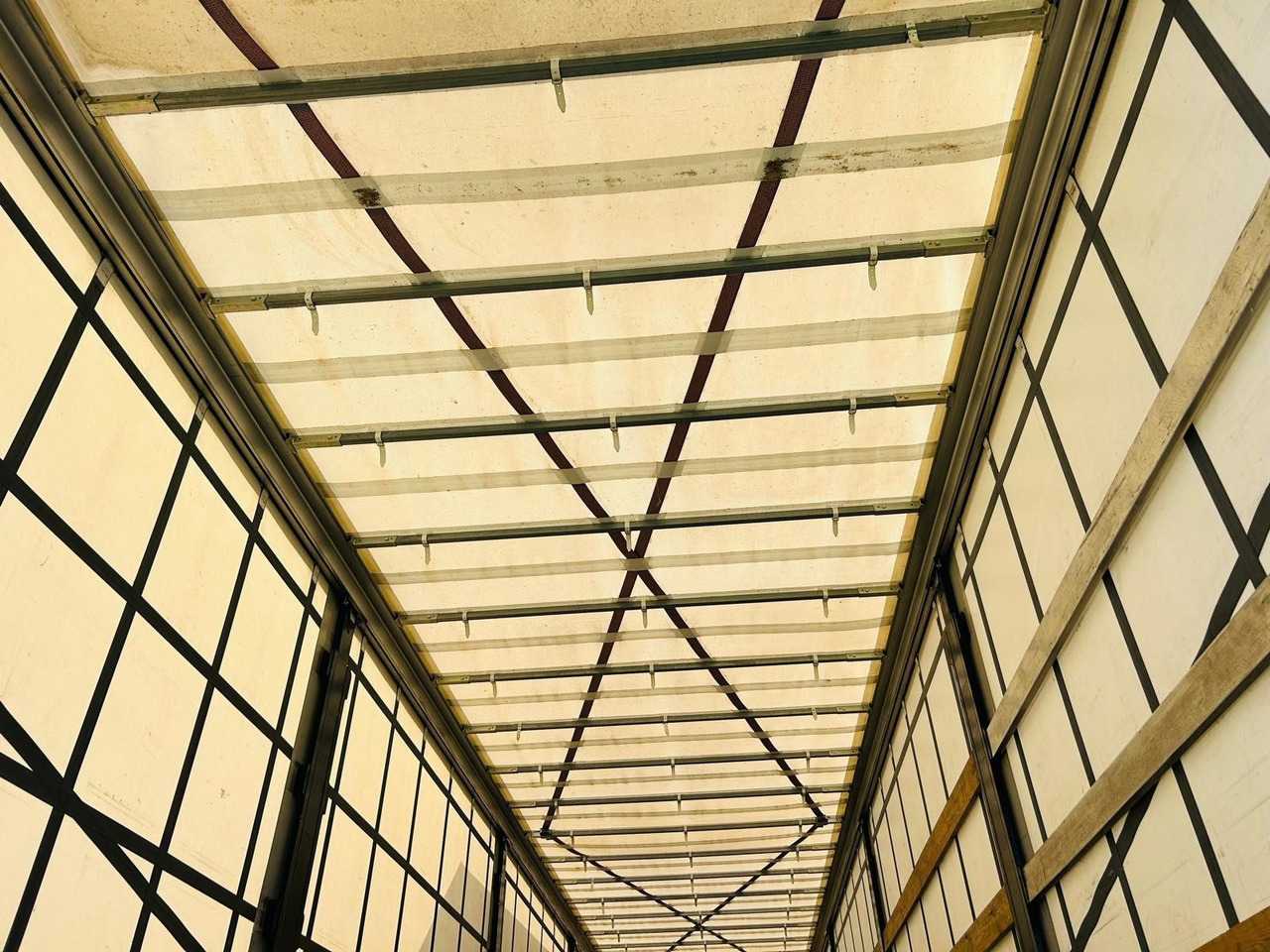 Semi-trailer dengan terpal samping Kässbohrer Schiebeplanen Auflieger: gambar 8