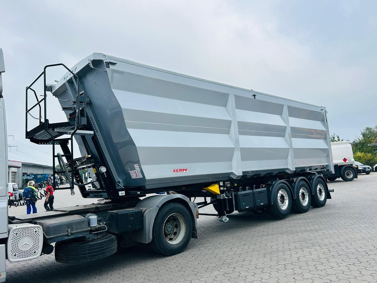 Kempf SKM 36/3 SHL-Light 3-Achs Stahl Kipper 51m³ - Semi-trailer jungkit: gambar 1 Kempf SKM 36/3 SHL-Light 3-Achs Stahl Kipper 51m³ - Semi-trailer jungkit: gambar 1