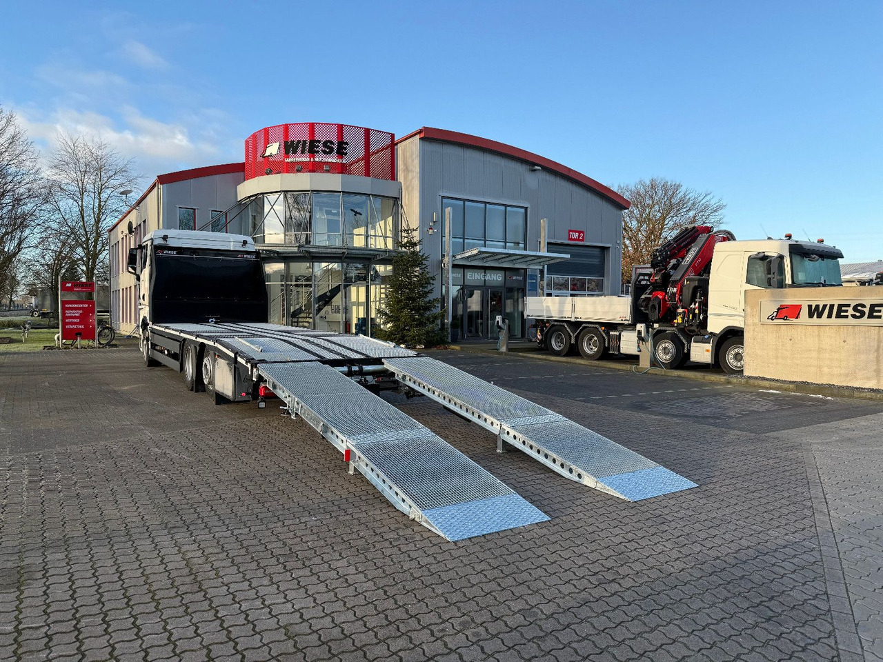 MAN Baumaschinen-  Arbeitsbühnentransporter Rampen - Truk flatbed: gambar 1 MAN Baumaschinen-  Arbeitsbühnentransporter Rampen - Truk flatbed: gambar 1