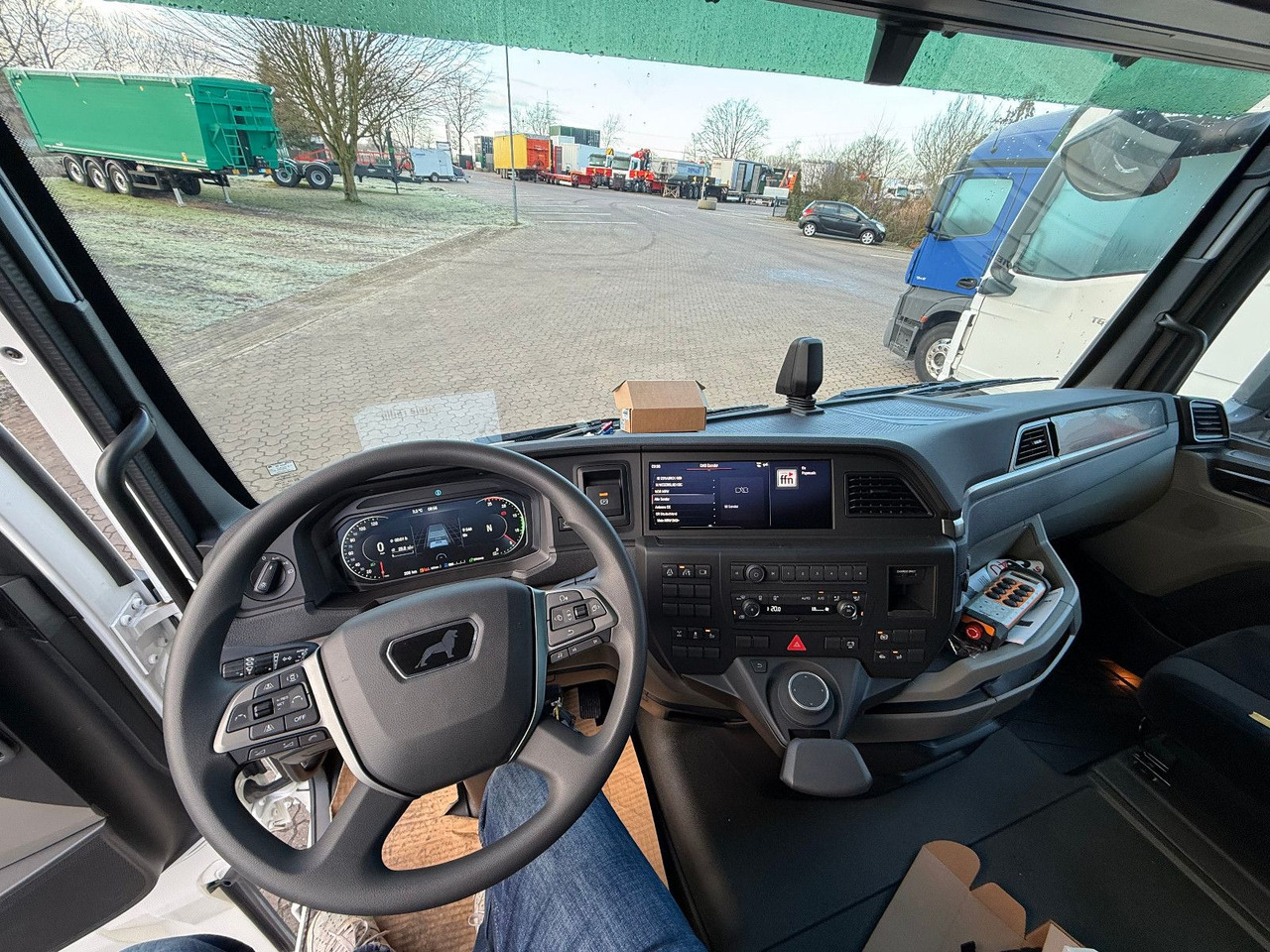 Truk flatbed MAN Baumaschinen-  Arbeitsbühnentransporter Rampen: gambar 12