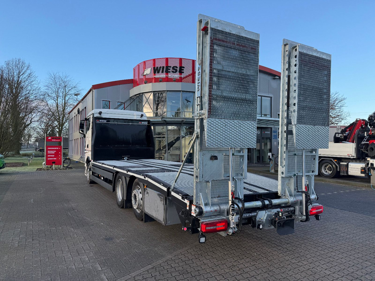 Truk flatbed MAN Baumaschinen-  Arbeitsbühnentransporter Rampen: gambar 6