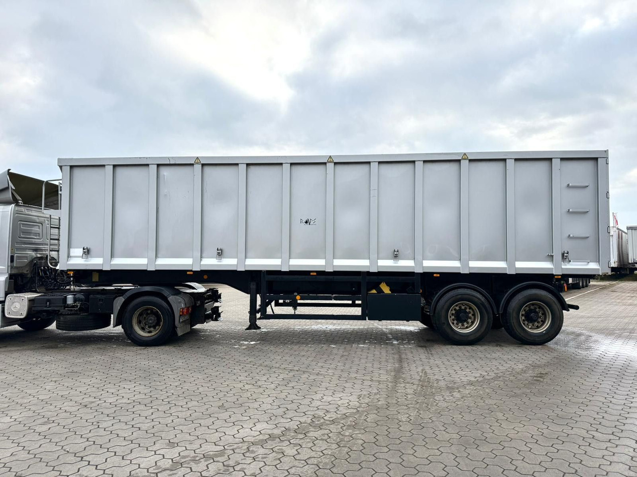 OVA Aluminium Kippmulde 47-50m³ - Semi-trailer jungkit: gambar 4 OVA Aluminium Kippmulde 47-50m³ - Semi-trailer jungkit: gambar 4