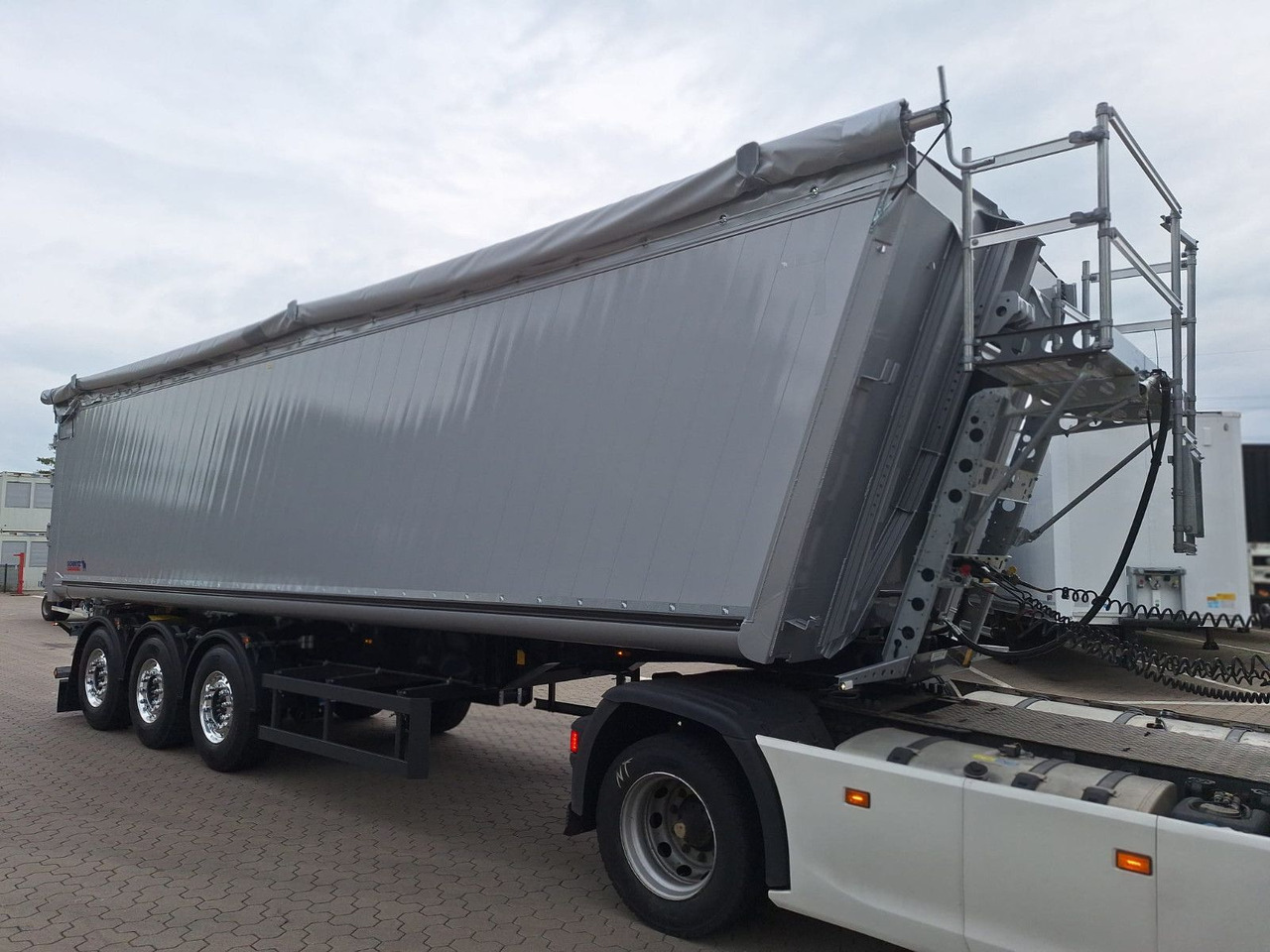 Schmitz Cargobull Kipper 52m³ mit gekröpftem Chassis - Semi-trailer jungkit: gambar 2 Schmitz Cargobull Kipper 52m³ mit gekröpftem Chassis - Semi-trailer jungkit: gambar 2