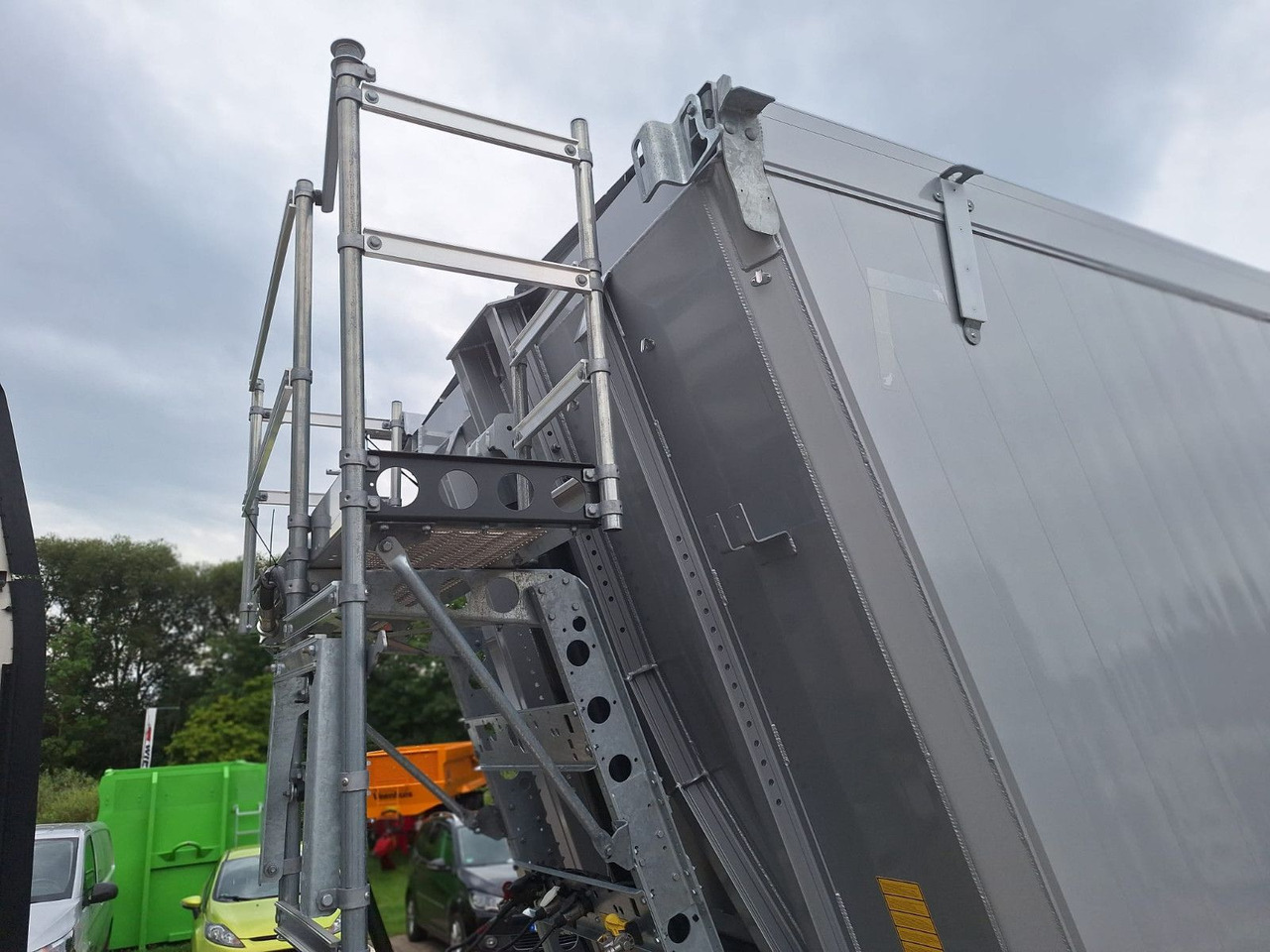 Schmitz Cargobull Kipper 52m³ mit gekröpftem Chassis - Semi-trailer jungkit: gambar 5 Schmitz Cargobull Kipper 52m³ mit gekröpftem Chassis - Semi-trailer jungkit: gambar 5