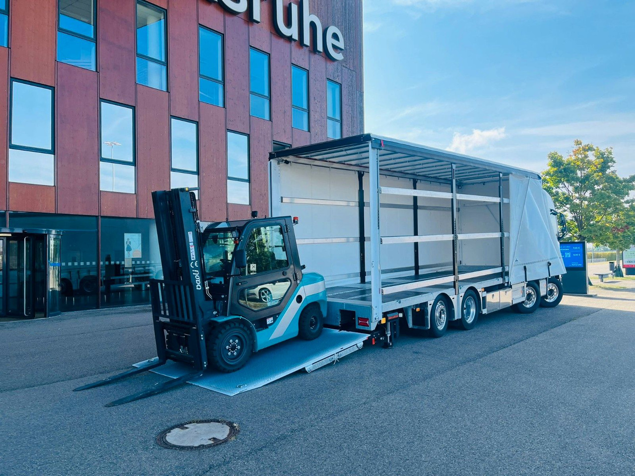 Volvo FH 500 Gabelstaplertransporter LBW Dhollandia 9t - Truk: gambar 2 Volvo FH 500 Gabelstaplertransporter LBW Dhollandia 9t - Truk: gambar 2