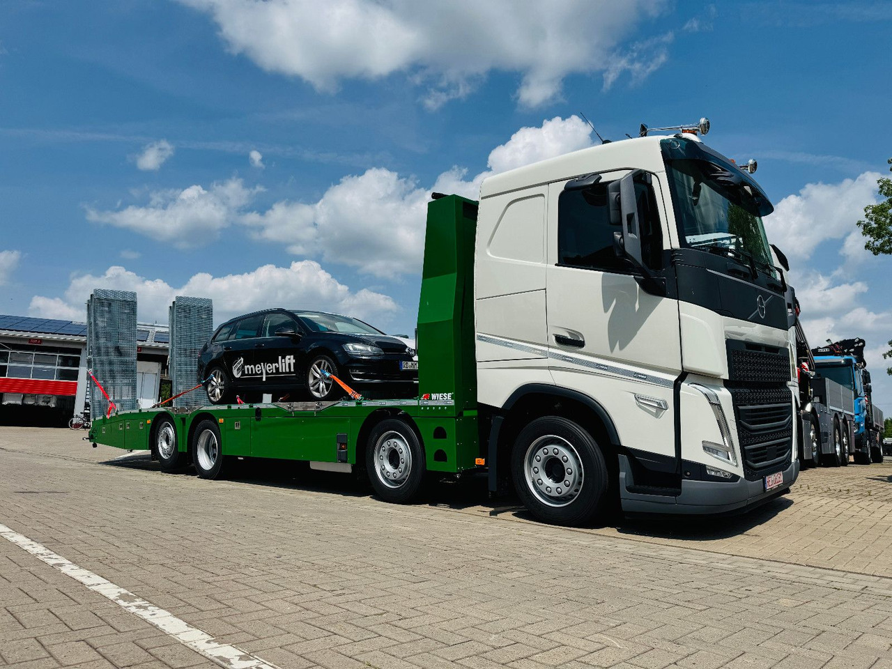 Volvo Arbeitsbühnen Baumaschinentransporter mit Rampen - Truk pengangkut mobil: gambar 1 Volvo Arbeitsbühnen Baumaschinentransporter mit Rampen - Truk pengangkut mobil: gambar 1