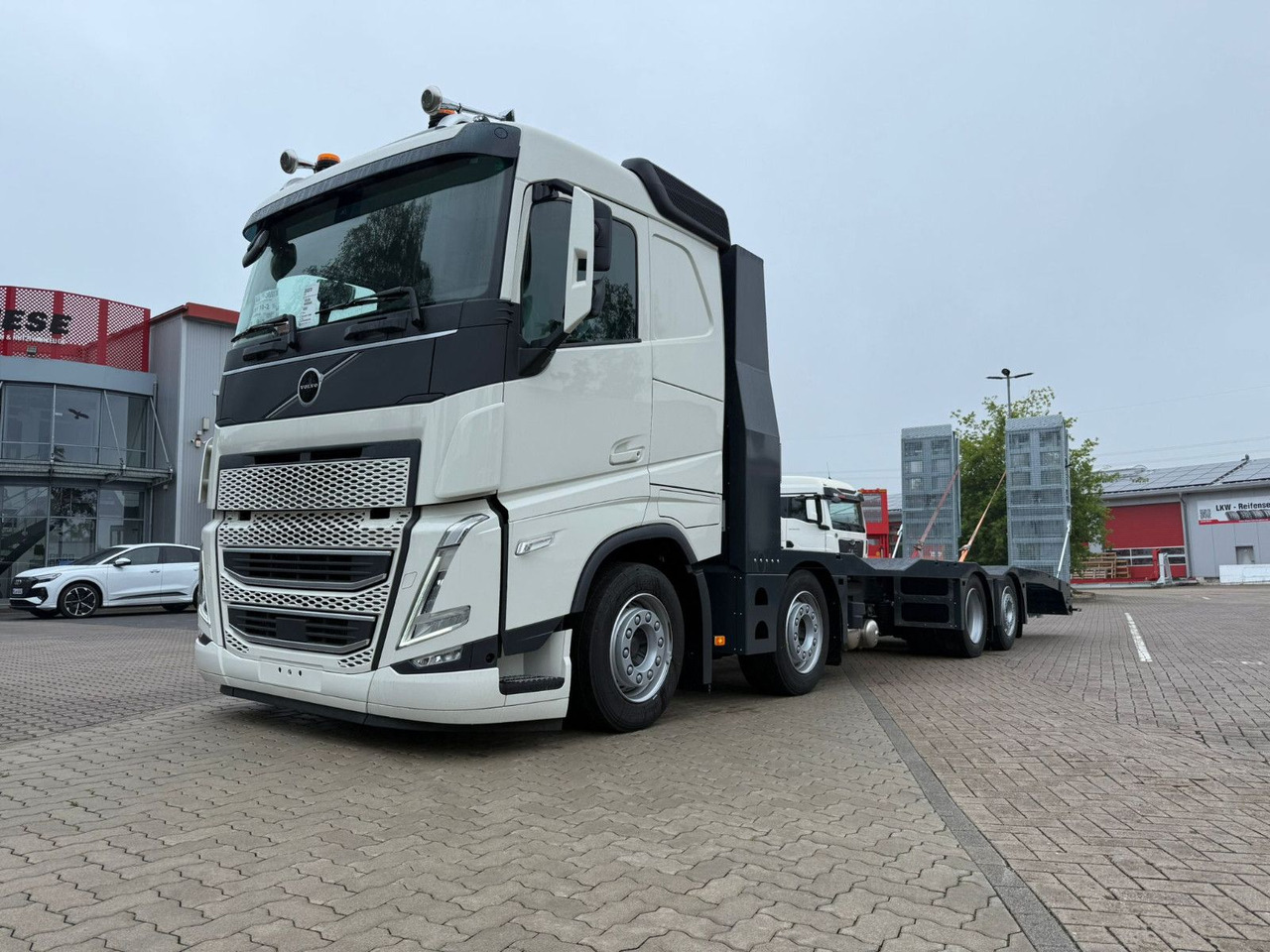 Volvo Arbeitsbühnen Baumaschinentransporter mit Rampen - Truk pengangkut mobil: gambar 4 Volvo Arbeitsbühnen Baumaschinentransporter mit Rampen - Truk pengangkut mobil: gambar 4