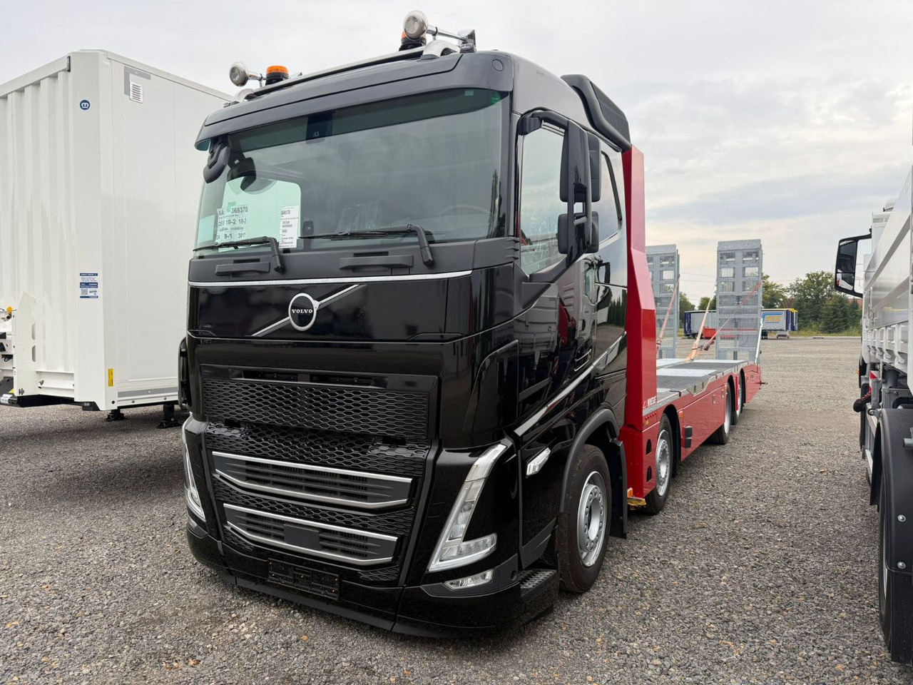 Volvo Arbeitsbühnen Baumaschinentransporter mit Rampen - Truk pengangkut mobil: gambar 2 Volvo Arbeitsbühnen Baumaschinentransporter mit Rampen - Truk pengangkut mobil: gambar 2