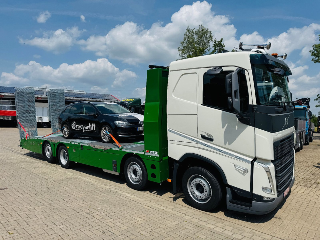Volvo Arbeitsbühnen Baumaschinentransporter mit Rampen - Mobil derek: gambar 1 Volvo Arbeitsbühnen Baumaschinentransporter mit Rampen - Mobil derek: gambar 1