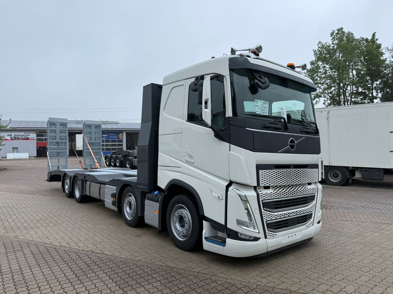 Volvo Arbeitsbühnen Baumaschinentransporter mit Rampen - Truk pengangkut mobil: gambar 5 Volvo Arbeitsbühnen Baumaschinentransporter mit Rampen - Truk pengangkut mobil: gambar 5