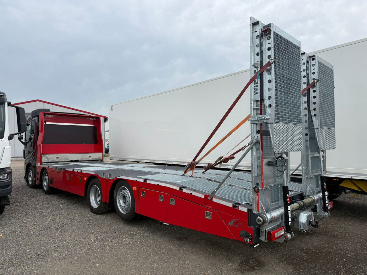 Volvo Arbeitsbühnen Baumaschinentransporter mit Rampen - Truk pengangkut mobil: gambar 3 Volvo Arbeitsbühnen Baumaschinentransporter mit Rampen - Truk pengangkut mobil: gambar 3