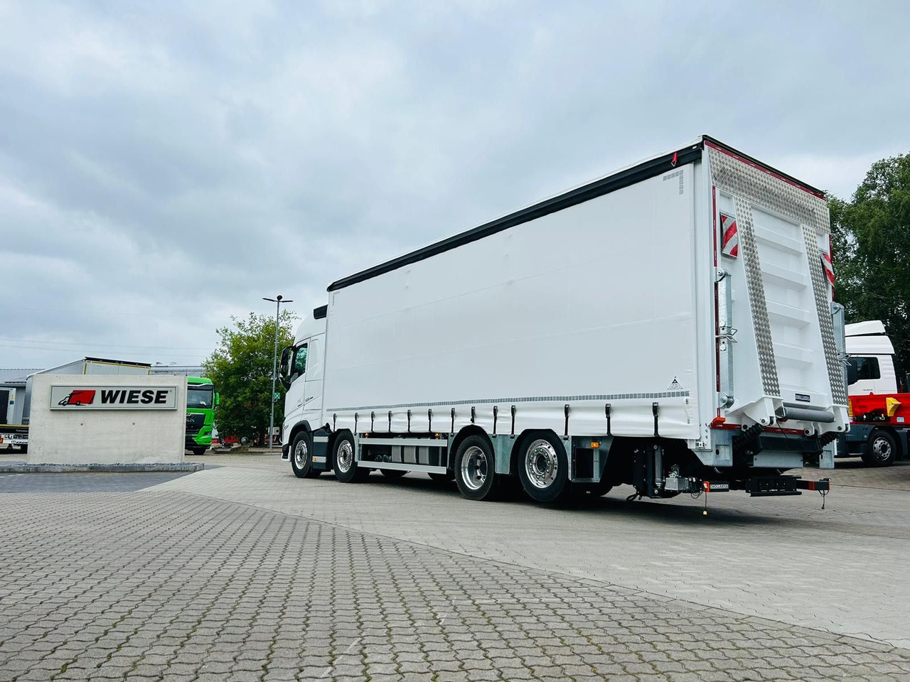 Volvo FH 500 8x2 Arbeitsbühnen Transporter LBW 9t - Truk dengan terpal samping: gambar 2 Volvo FH 500 8x2 Arbeitsbühnen Transporter LBW 9t - Truk dengan terpal samping: gambar 2