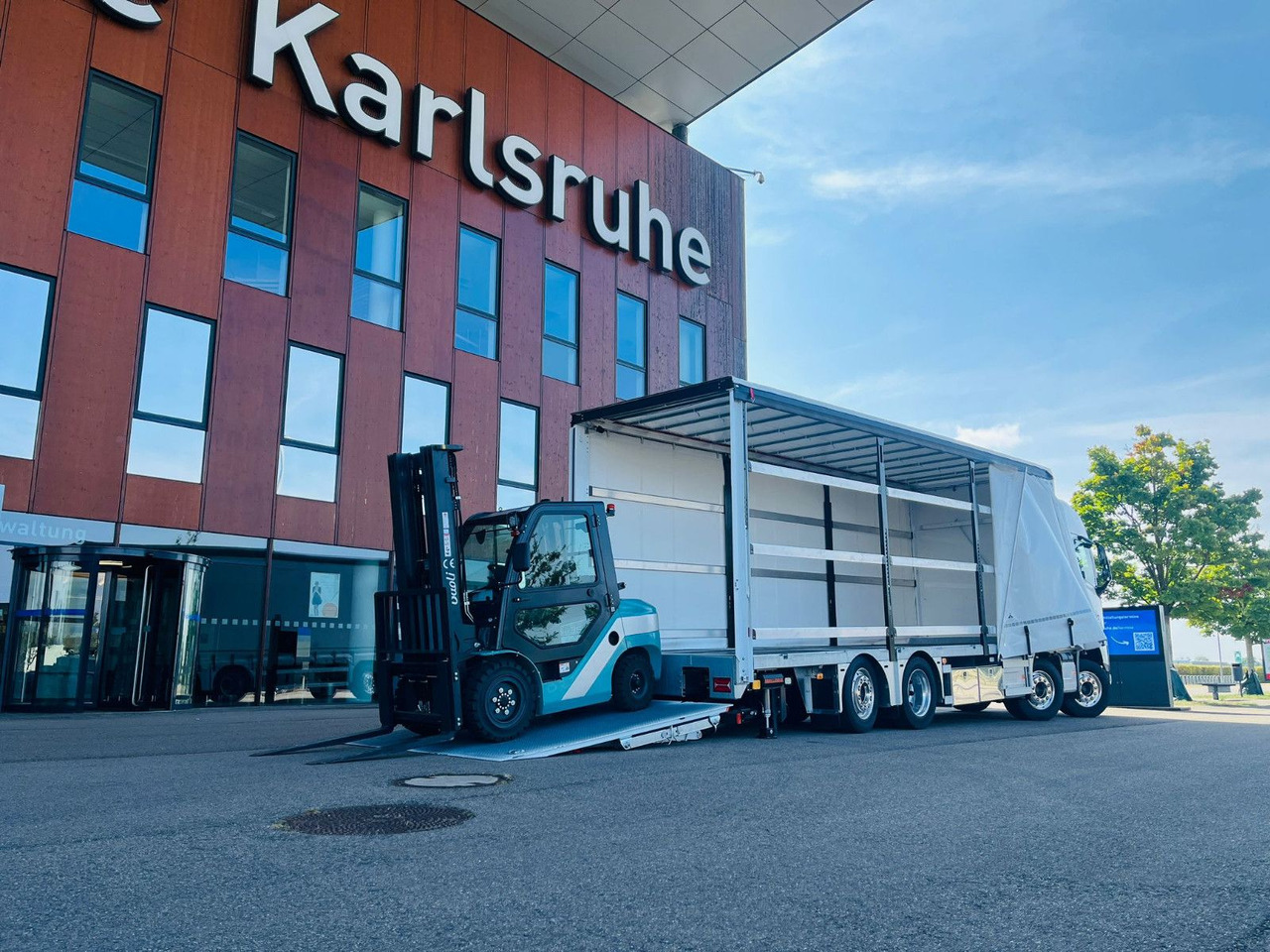Volvo FH 500 8x2 Arbeitsbühnen Transporter LBW 9t - Truk dengan terpal samping: gambar 5 Volvo FH 500 8x2 Arbeitsbühnen Transporter LBW 9t - Truk dengan terpal samping: gambar 5