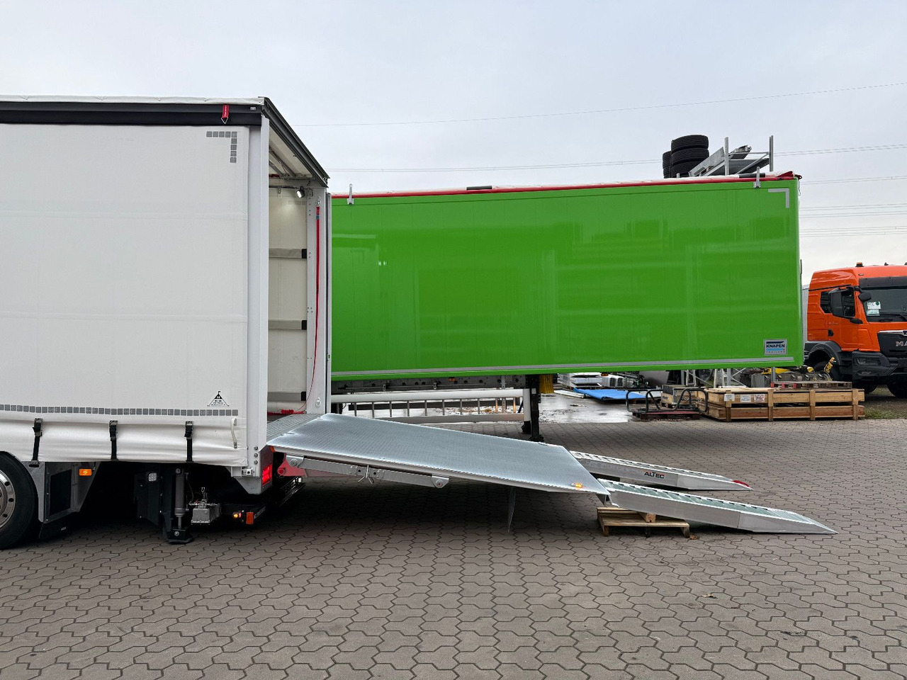 Volvo FH 500 8x2 Arbeitsbühnen Transporter LBW 9t - Truk dengan terpal samping: gambar 4 Volvo FH 500 8x2 Arbeitsbühnen Transporter LBW 9t - Truk dengan terpal samping: gambar 4