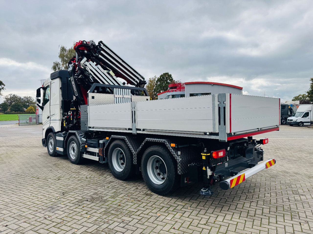 Volvo FH 500 8x4 Kran F820 RA2.27 Jib & Winde Sofort - Truk flatbed, Truk derek: gambar 3 Volvo FH 500 8x4 Kran F820 RA2.27 Jib & Winde Sofort - Truk flatbed, Truk derek: gambar 3