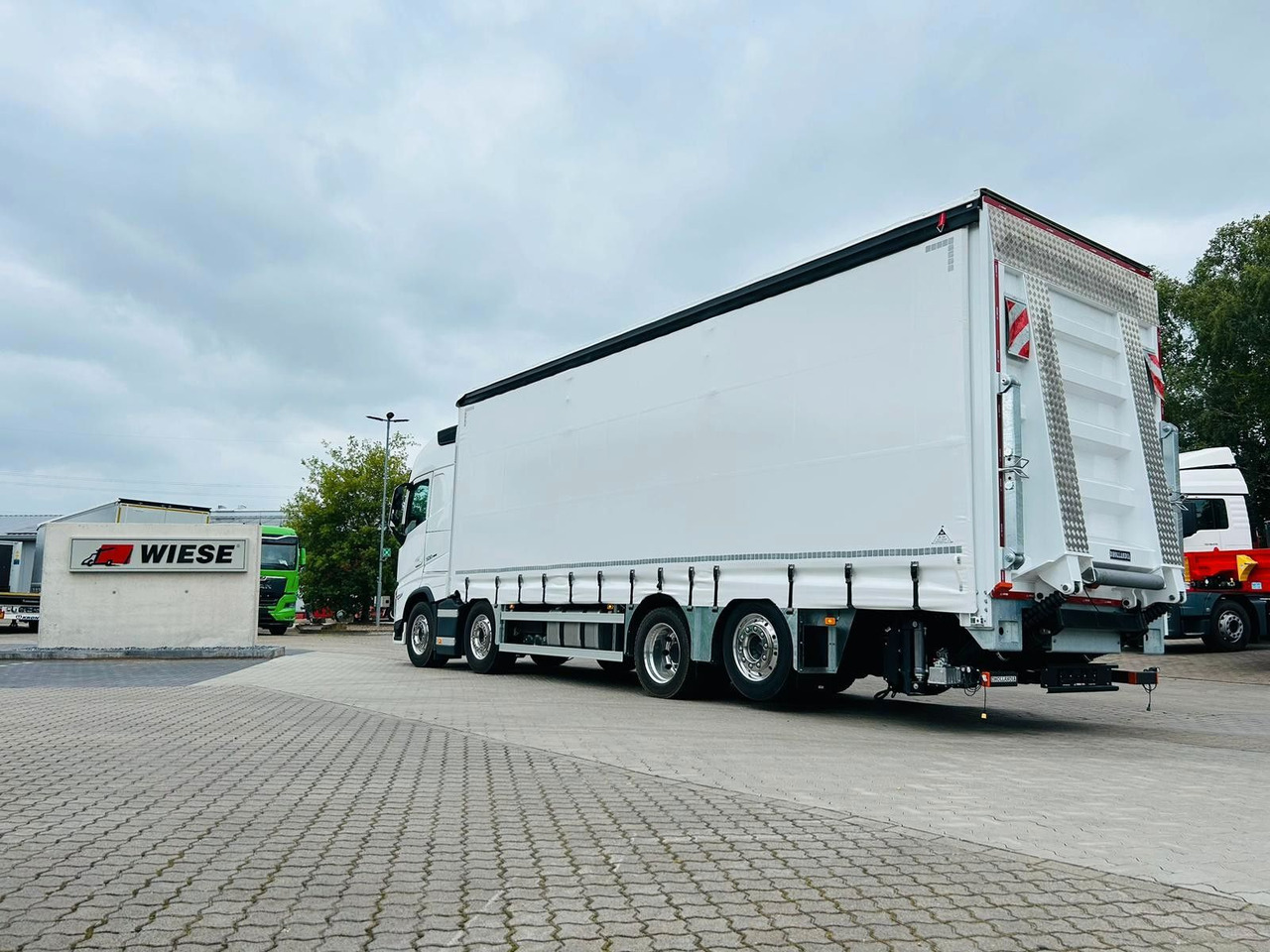Volvo FH 500 Gabelstaplertransporter LBW Dhollandia 9t - Truk dengan terpal samping: gambar 3 Volvo FH 500 Gabelstaplertransporter LBW Dhollandia 9t - Truk dengan terpal samping: gambar 3