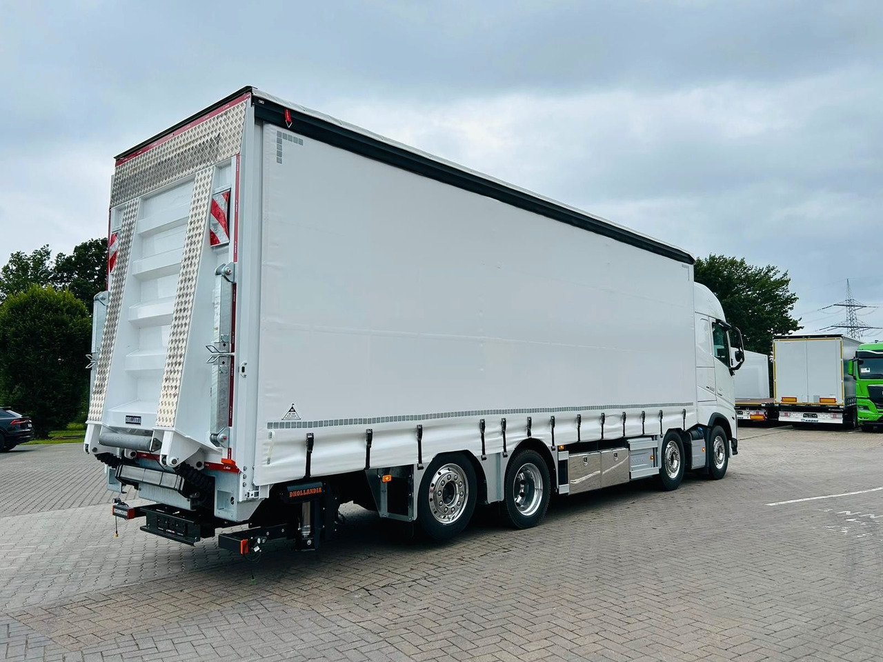 Volvo FH 500 Gabelstaplertransporter LBW Dhollandia 9t - Truk dengan terpal samping: gambar 2 Volvo FH 500 Gabelstaplertransporter LBW Dhollandia 9t - Truk dengan terpal samping: gambar 2