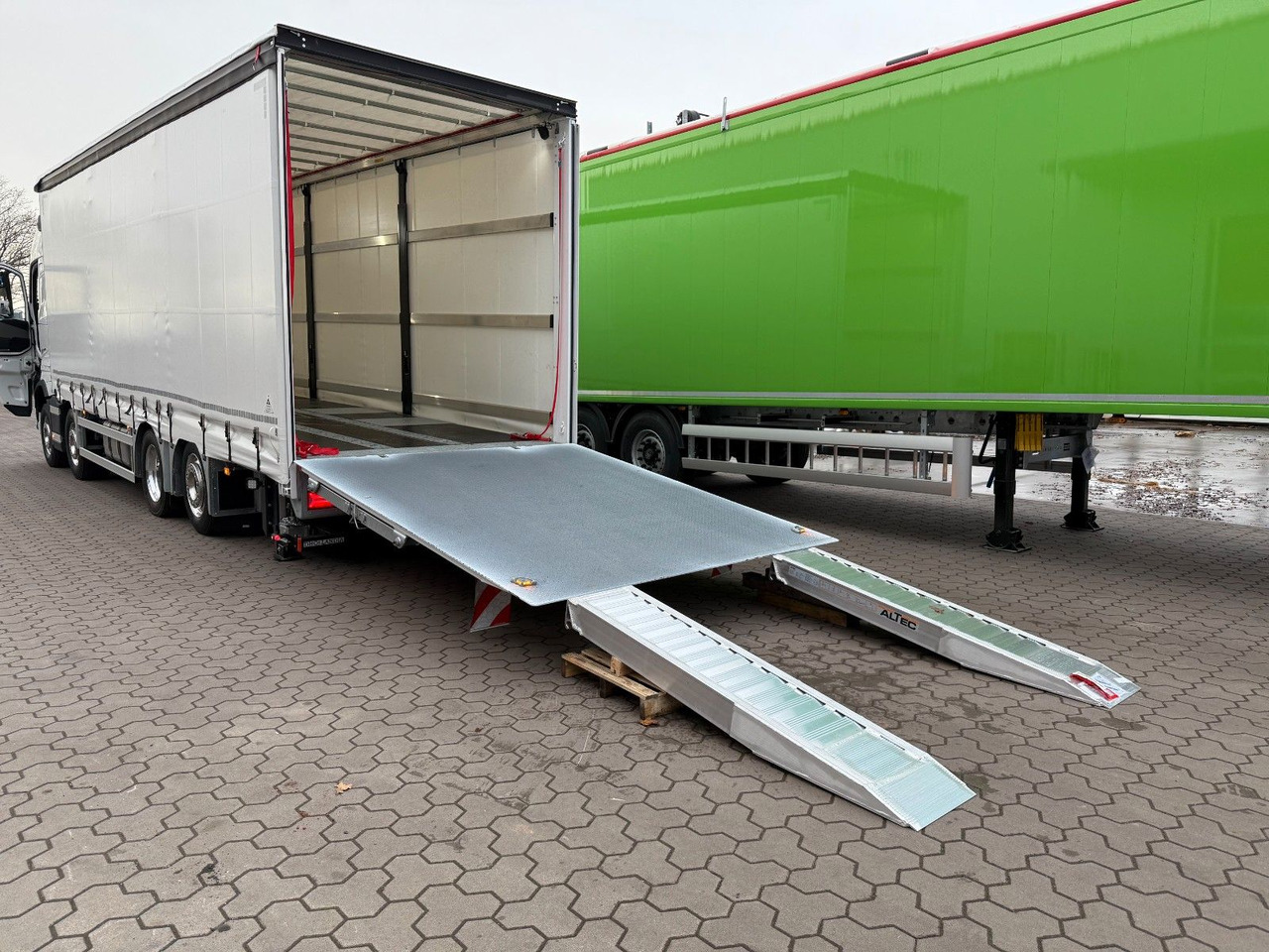 Volvo FH 500 Gabelstaplertransporter LBW Dhollandia 9t - Truk dengan terpal samping: gambar 5 Volvo FH 500 Gabelstaplertransporter LBW Dhollandia 9t - Truk dengan terpal samping: gambar 5