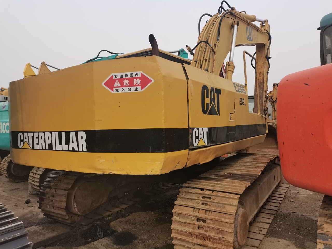 CATERPILLAR CAT-E200 - Ekskavator perayap: gambar 1 CATERPILLAR CAT-E200 - Ekskavator perayap: gambar 1