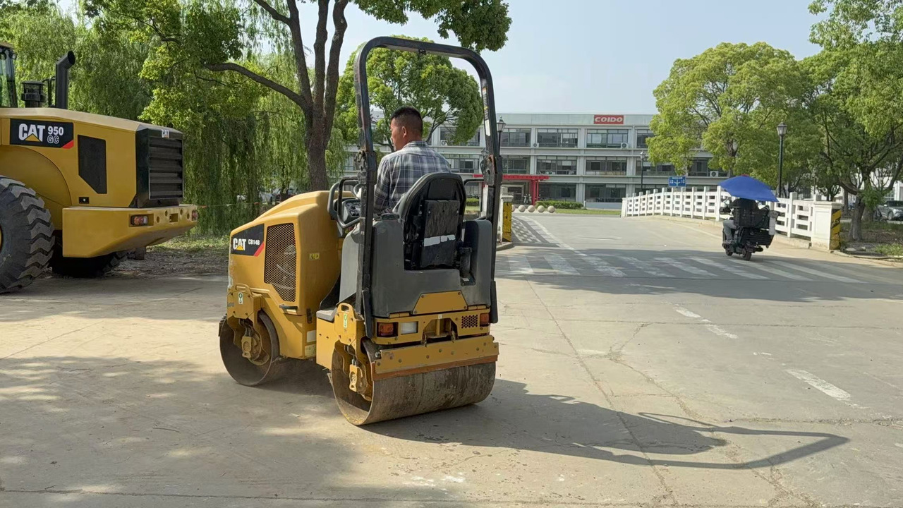 CATERPILLAR CB14B - Roller: gambar 1 CATERPILLAR CB14B - Roller: gambar 1