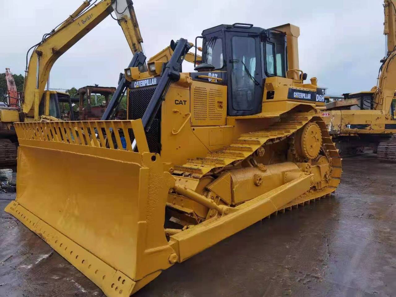 Bulldozer CATERPILLAR D6H: gambar 7 Bulldozer CATERPILLAR D6H: gambar 7