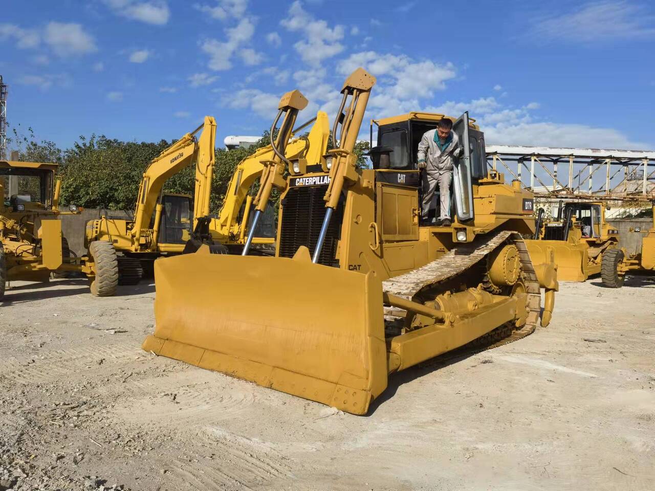 CATERPILLAR D7R - Bulldozer: gambar 1 CATERPILLAR D7R - Bulldozer: gambar 1