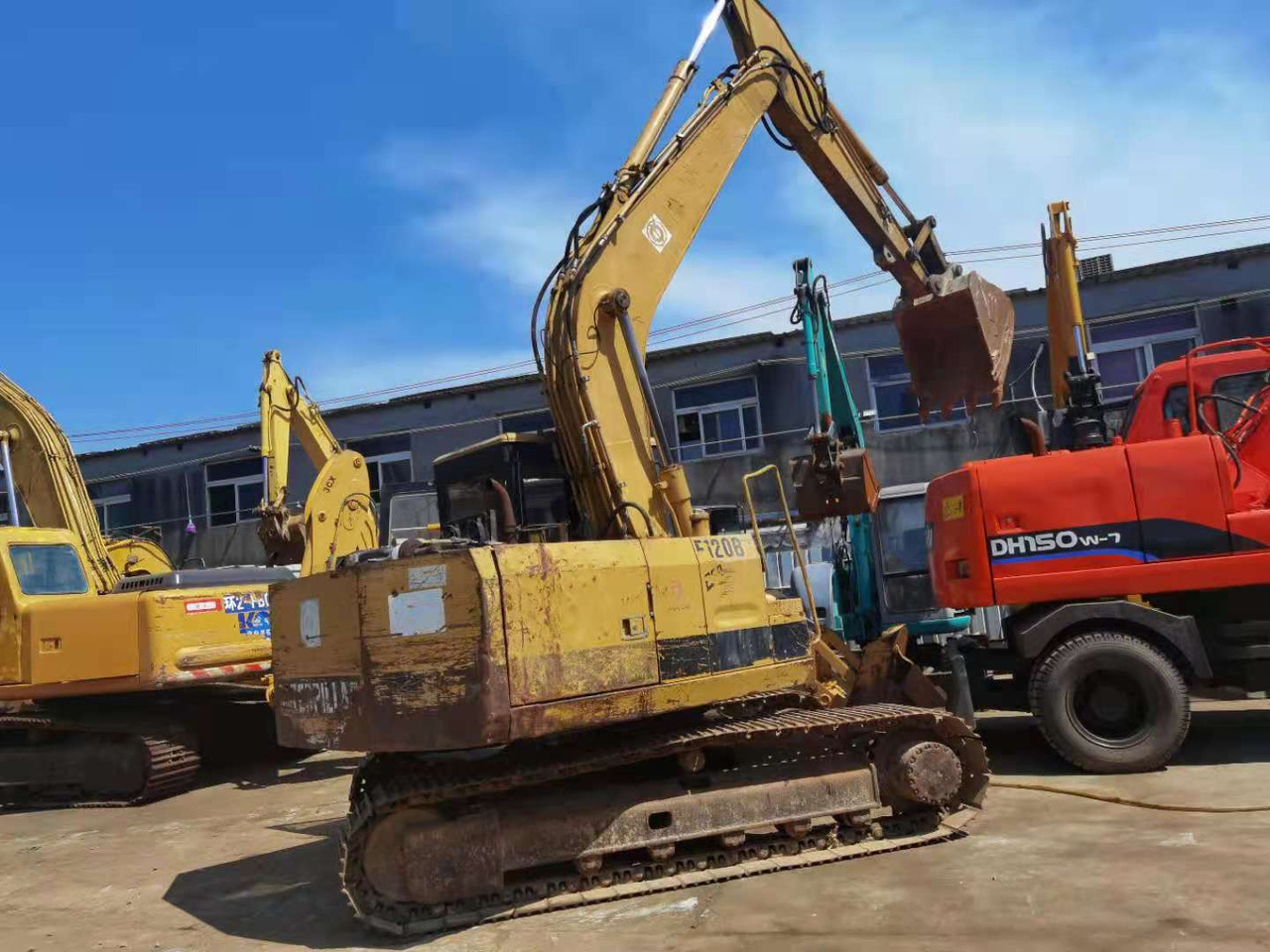 CATERPILLAR E120B - Ekskavator: gambar 1 CATERPILLAR E120B - Ekskavator: gambar 1