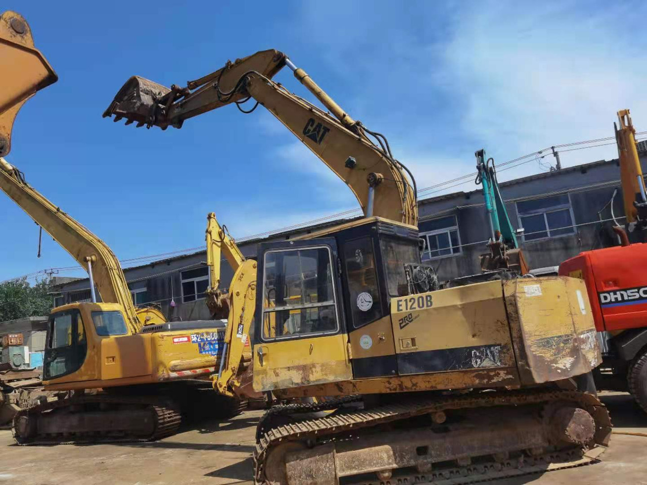CATERPILLAR E120B - Ekskavator: gambar 3 CATERPILLAR E120B - Ekskavator: gambar 3