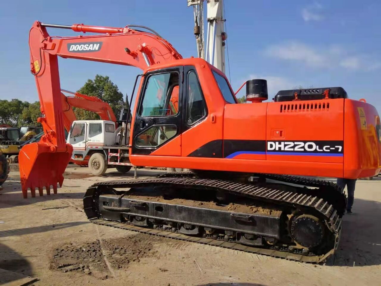 DOOSAN DH220LC - Ekskavator perayap: gambar 1 DOOSAN DH220LC - Ekskavator perayap: gambar 1
