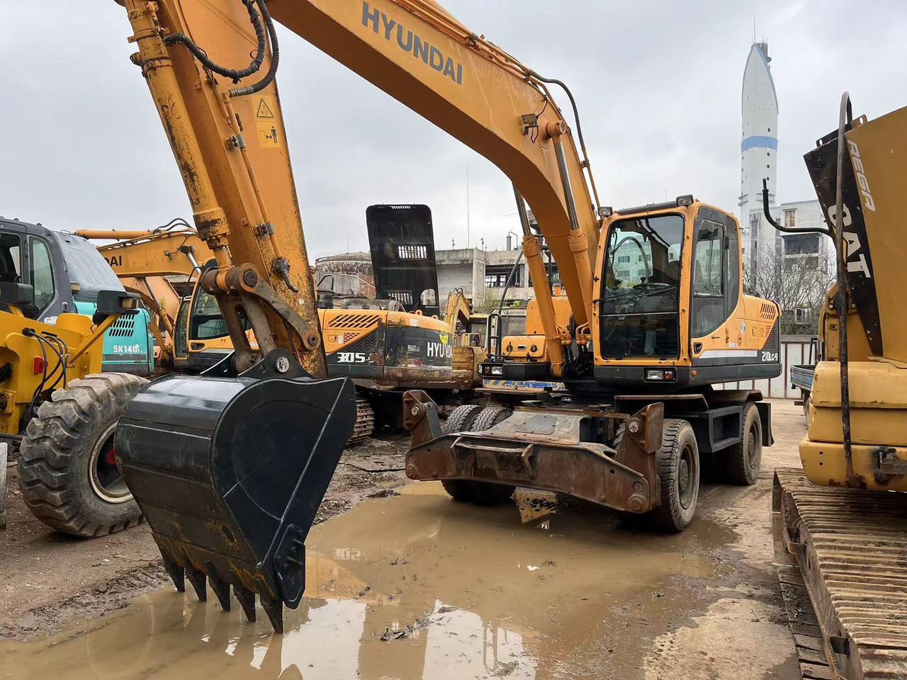 HYUNDAI 210W-9 - Ekskavator roda: gambar 2 HYUNDAI 210W-9 - Ekskavator roda: gambar 2