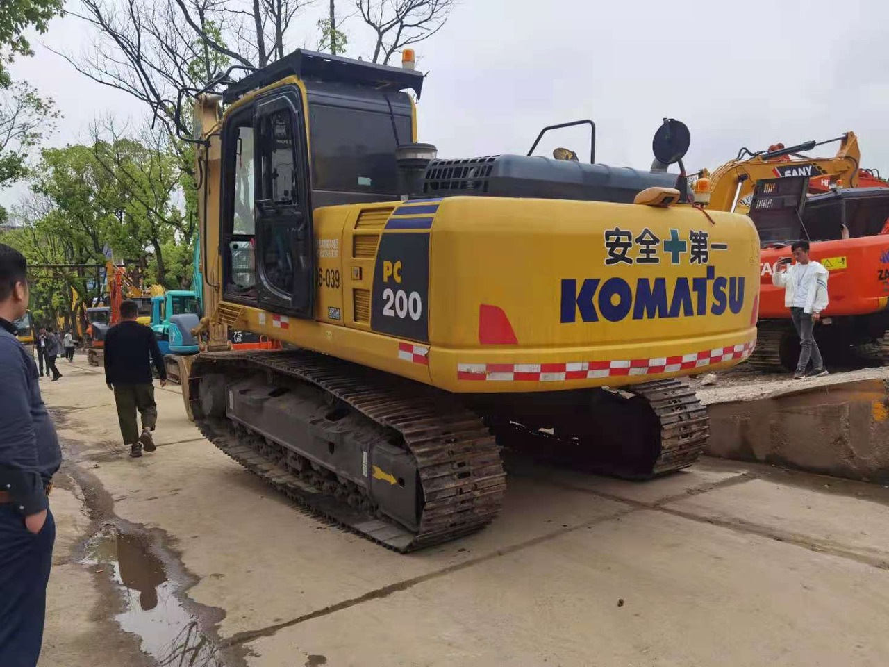 KOMATSU PC200-8 - Ekskavator perayap: gambar 2 KOMATSU PC200-8 - Ekskavator perayap: gambar 2
