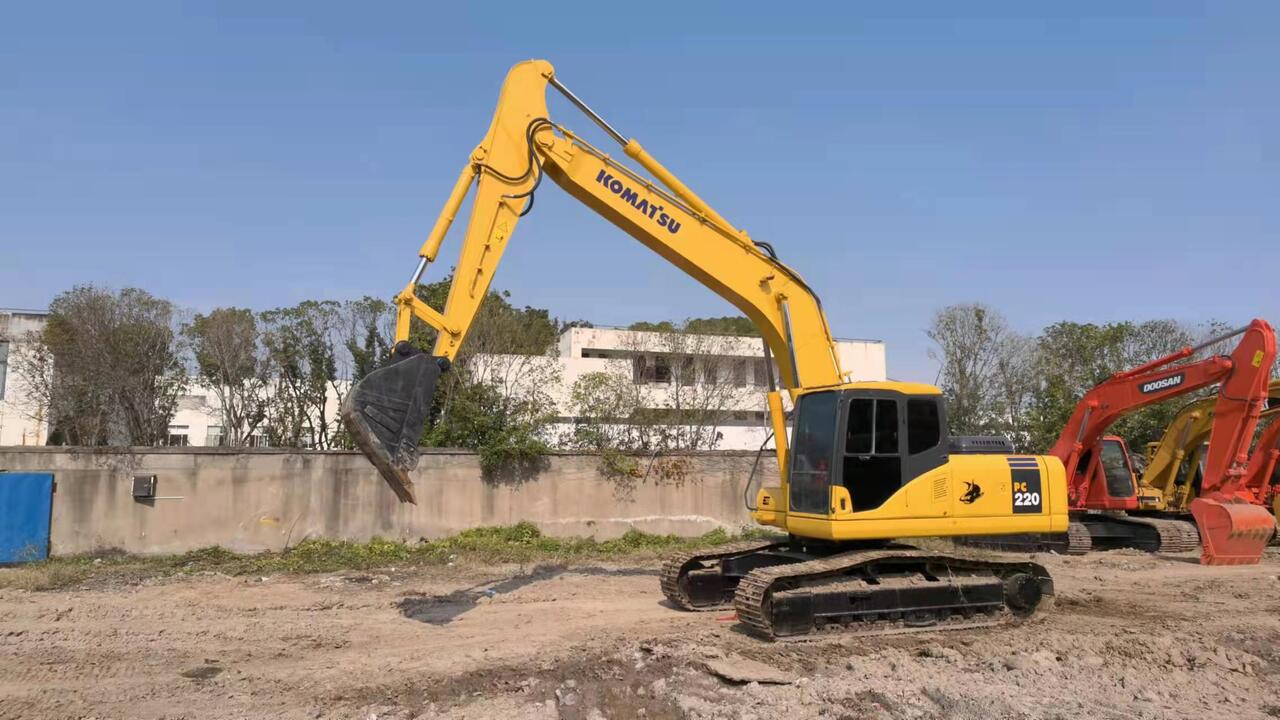KOMATSU PC220-7 - Ekskavator perayap: gambar 2 KOMATSU PC220-7 - Ekskavator perayap: gambar 2