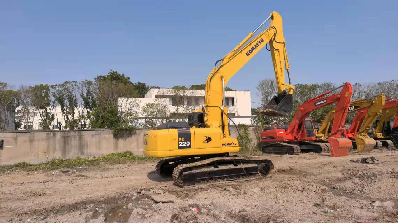 KOMATSU PC220-7 - Ekskavator perayap: gambar 4 KOMATSU PC220-7 - Ekskavator perayap: gambar 4