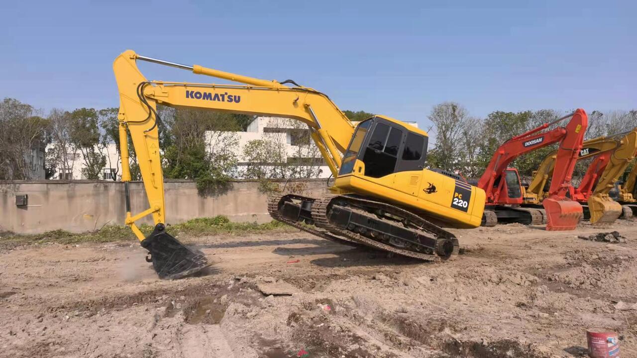 KOMATSU PC220-7 - Ekskavator perayap: gambar 1 KOMATSU PC220-7 - Ekskavator perayap: gambar 1