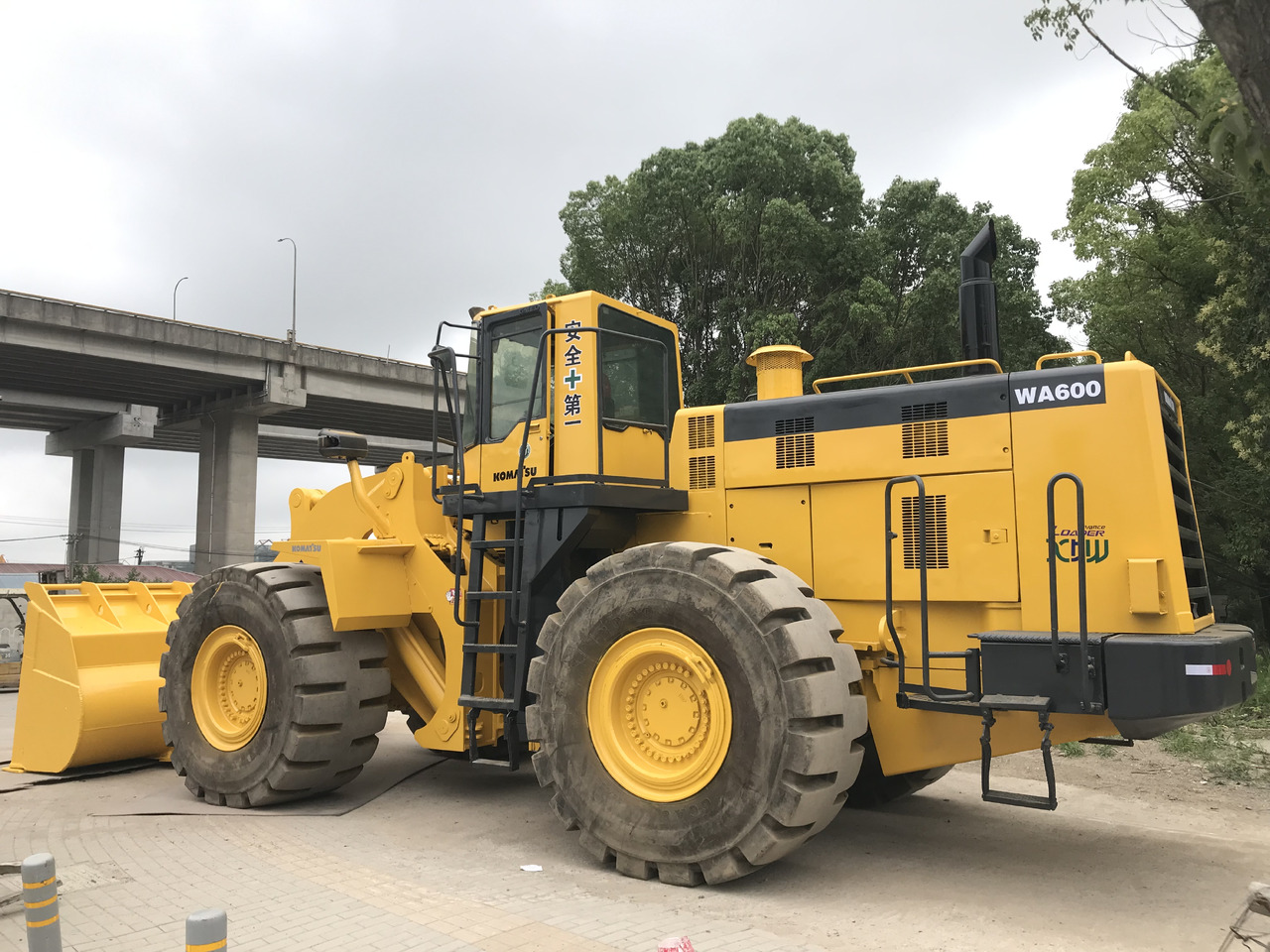 KOMATSU WA600-3 - Wheel loader: gambar 4 KOMATSU WA600-3 - Wheel loader: gambar 4