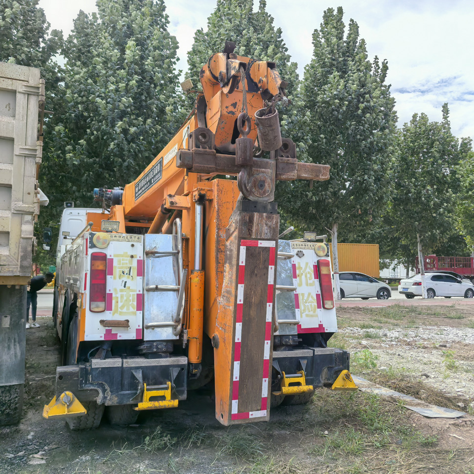 SINOTRUK Howo 8x4 - Truk derek: gambar 4 SINOTRUK Howo 8x4 - Truk derek: gambar 4