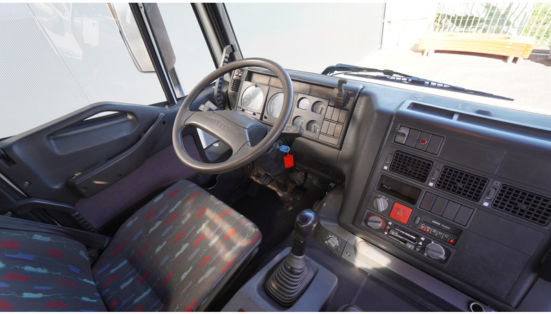 Iveco EUROTRAKKER CURSOR 350 6X4 FLATBED WITH PALFINGER PK 20002 CRANE - Truk derek: gambar 5 Iveco EUROTRAKKER CURSOR 350 6X4 FLATBED WITH PALFINGER PK 20002 CRANE - Truk derek: gambar 5
