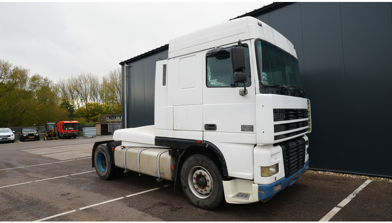 DAF XF 95.380 SC MANUAL GEARBOX EURO 3 - Tractor head: gambar 4 DAF XF 95.380 SC MANUAL GEARBOX EURO 3 - Tractor head: gambar 4